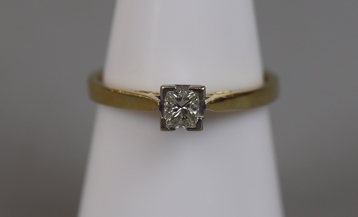 18ct gold princess cut diamond solitaire ring (size M¾)