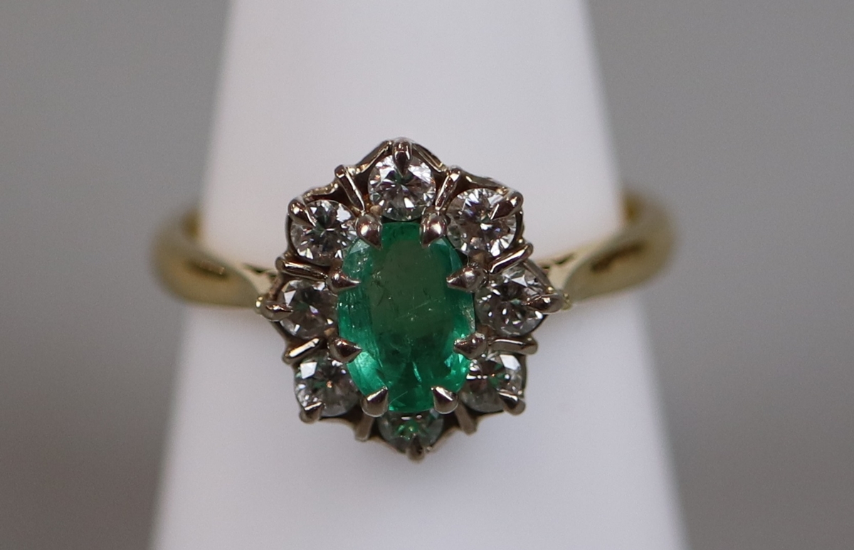 18ct gold diamond & emerald cluster ring (size P½)