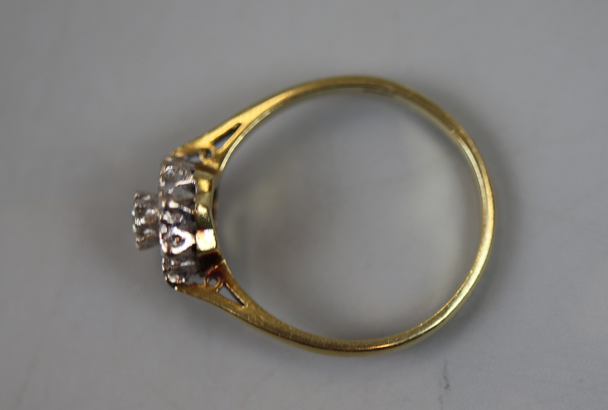 18ct gold diamond cluster ring (size R½) - Image 2 of 2