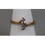 18ct gold 3 stone diamond ring (size M)