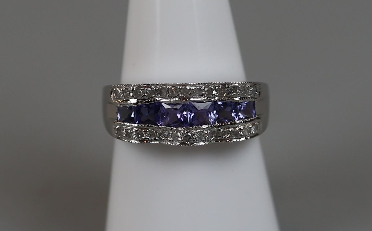 18ct white gold tanzanite & diamond set ring (size P)