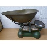 Set of antique Avery weighing scales & weights