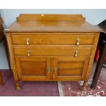 Small oak sideboard - Approx. W: 89cm D: 46cm H:85cm