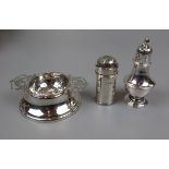 Hallmarked silver tea strainer with stand & 2 hallmarked silver salt shakers - Approx weight: 130g