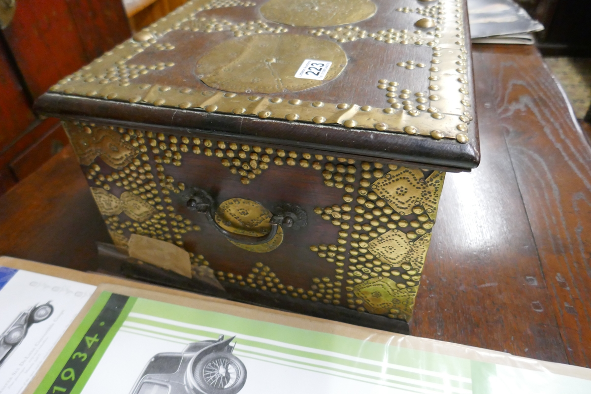 Early oak and brass decorated fitted box - Image 2 of 7