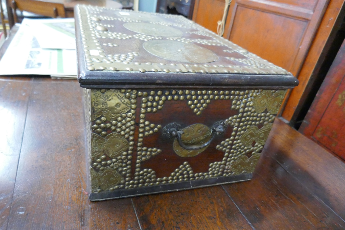 Early oak and brass decorated fitted box - Image 5 of 7