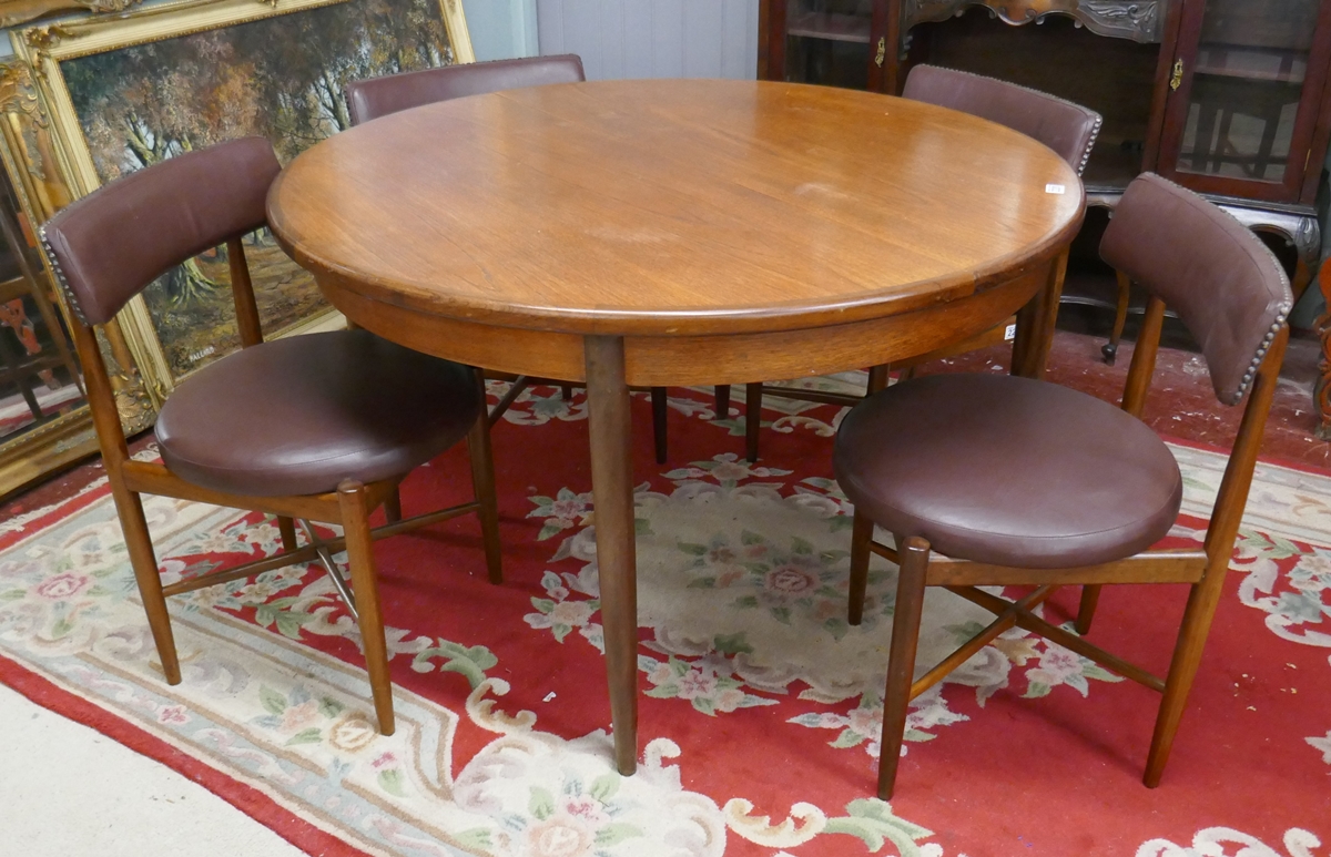 G Plan extending table and 4 chairs by Victor Wilkins - Approx. L:171cm W:122cm H:72cm