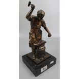 Bronze blacksmith on marble base - Approx. H: 33cm