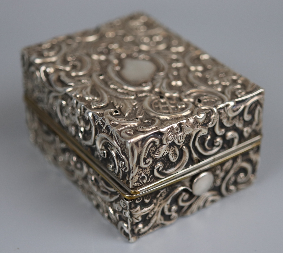 Hallmarked chased silver trinket box - Approx. weight: 139g