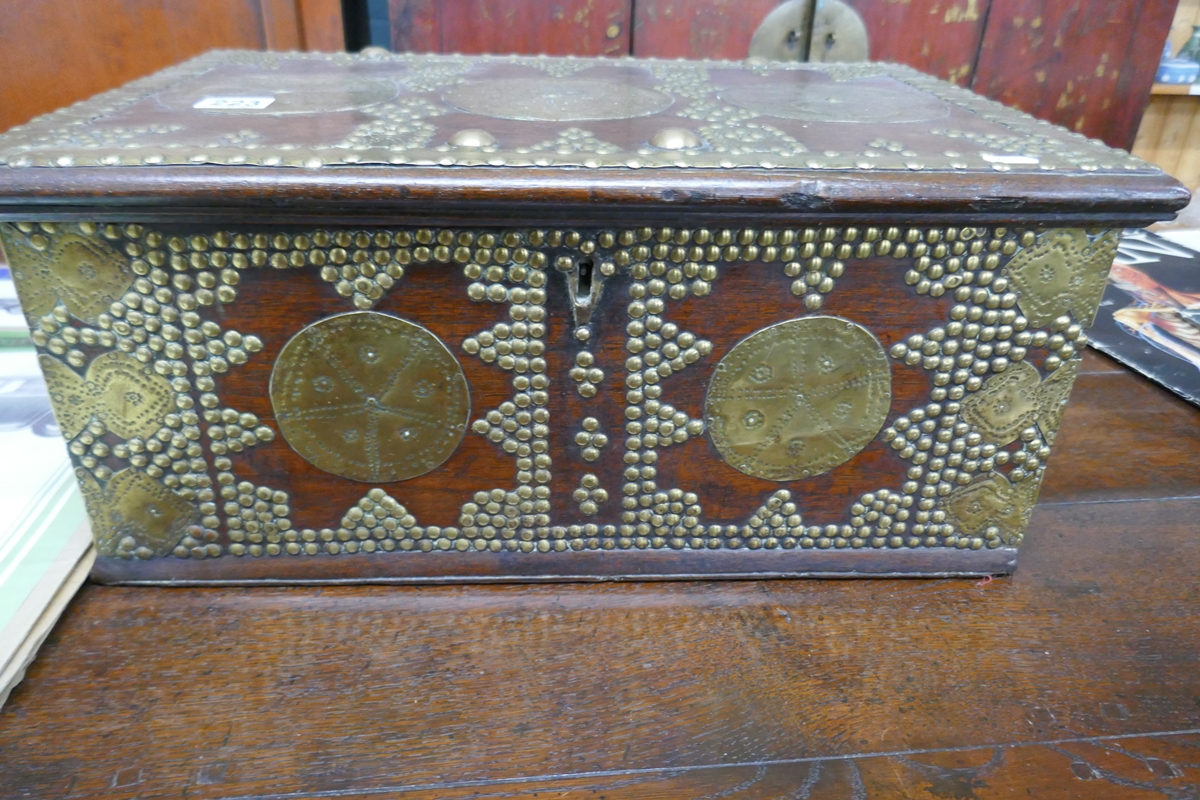 Early oak and brass decorated fitted box - Image 4 of 7