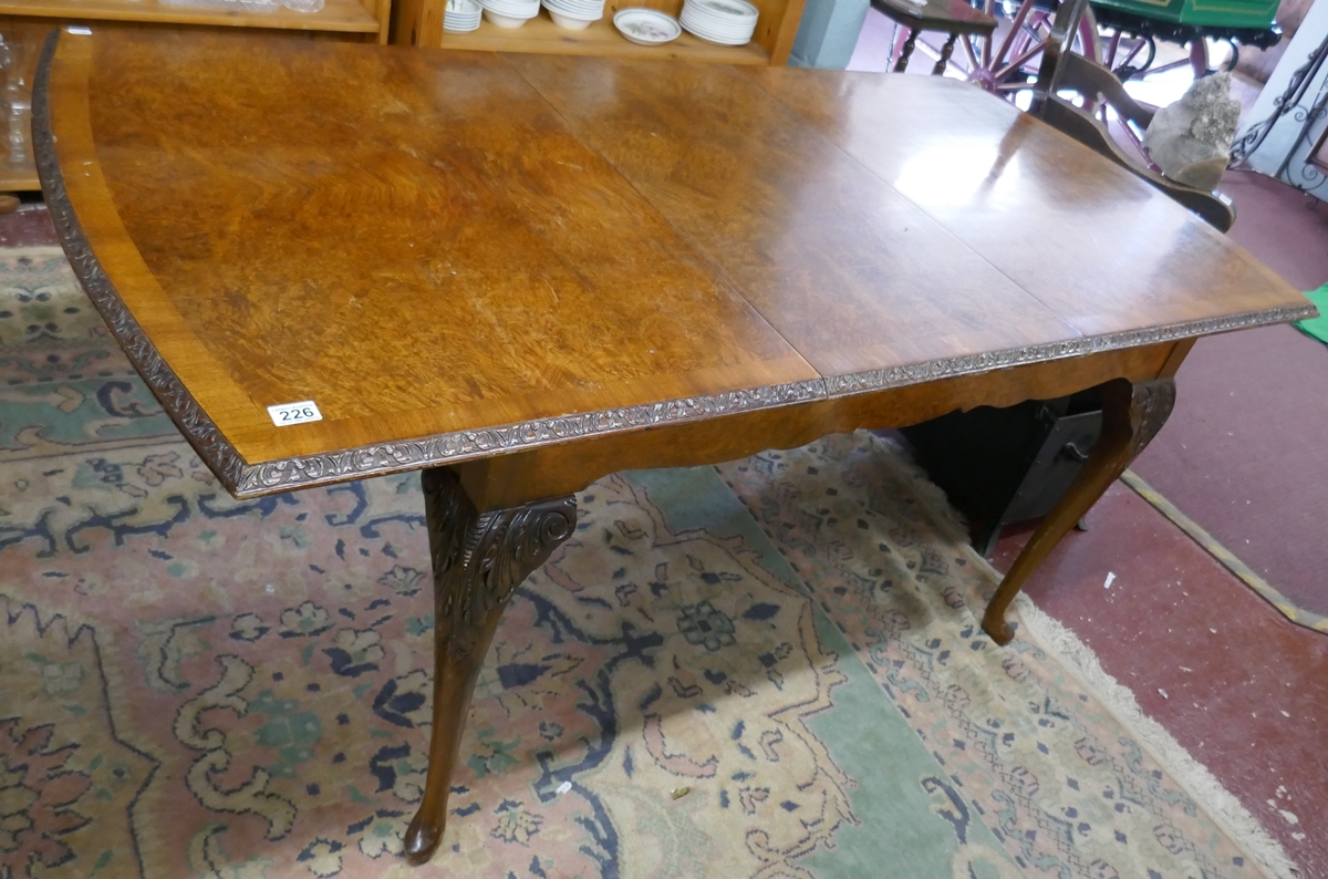 Figured walnut extending table with leaf - Approx. L:178cm W:92cm H:77cm