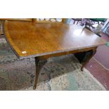 Figured walnut extending table with leaf - Approx. L:178cm W:92cm H:77cm