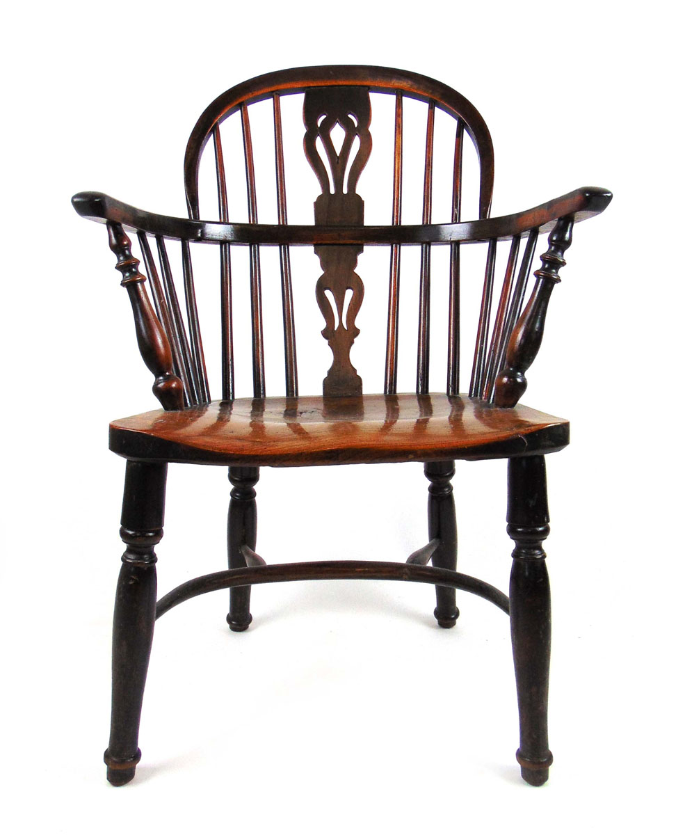 An early 19th century elm Windsor chair, the comb back with pierced splat on turned legs, h.