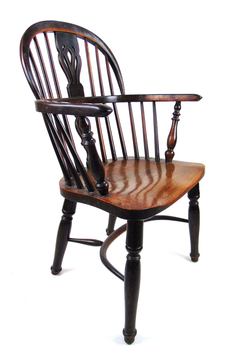 An early 19th century elm Windsor chair, the comb back with pierced splat on turned legs, h. - Image 2 of 2