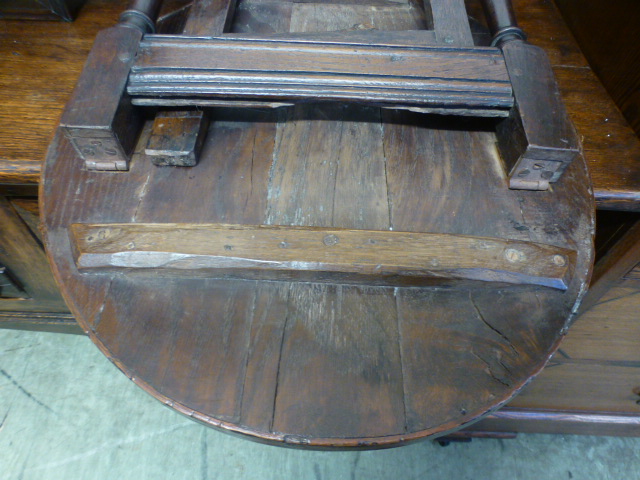 A late 17th century and later oak 'coaching table', - Bild 7 aus 10