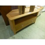 An oak corner television cabinet (36.