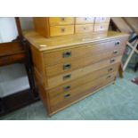 An oak pan chest of six drawers CONDITION REPORT: W. 120 cm D. 86 cm H.