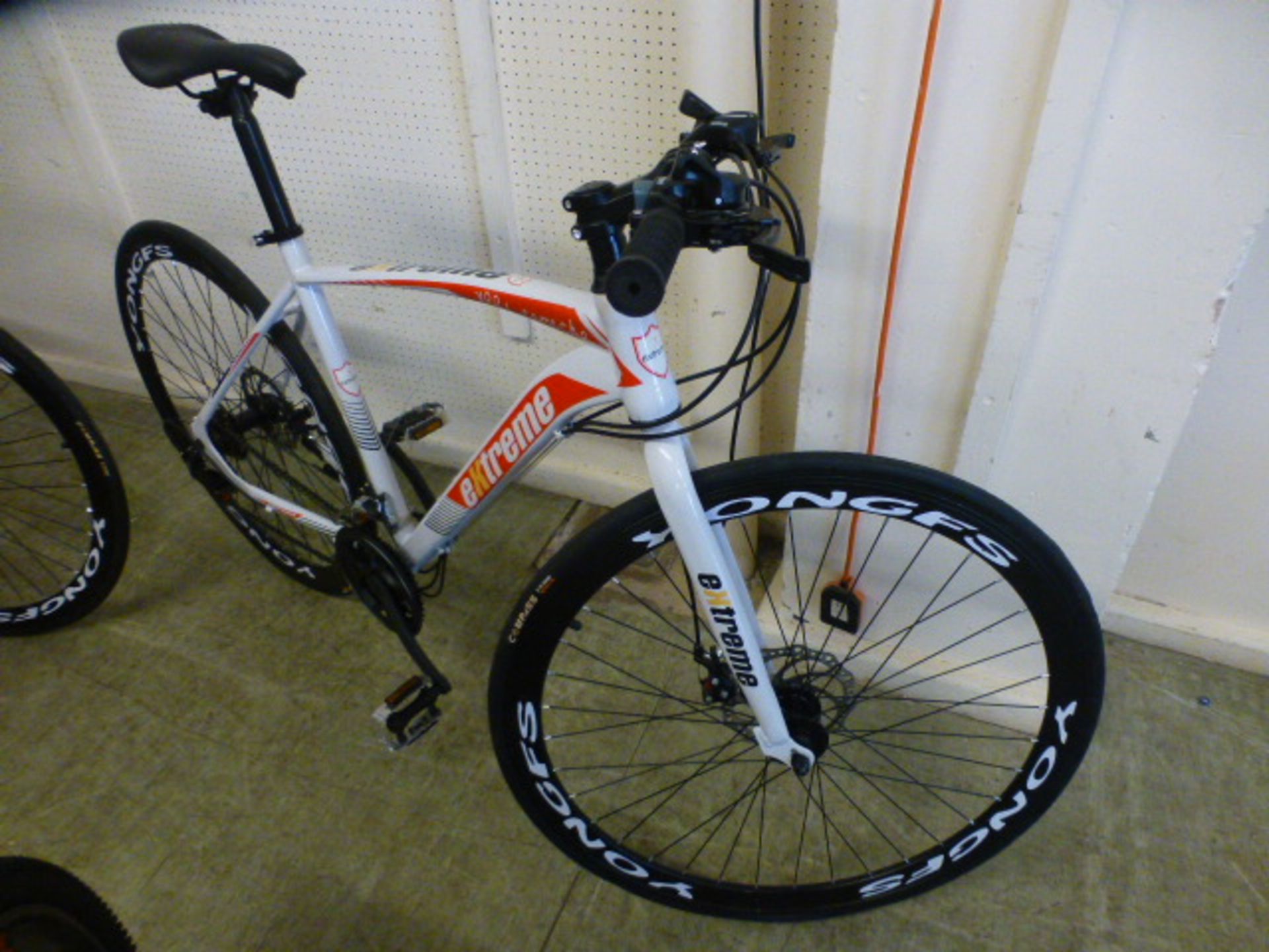 An Extreme white/red road bike with Shimano gears and 700c wheels