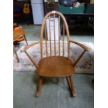 A light Ercol spindle back open arm rocking chair CONDITION REPORT: h.84 cm, w.