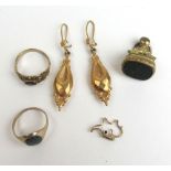 An assortment of 9ct gold and yellow metal items to include two rings,