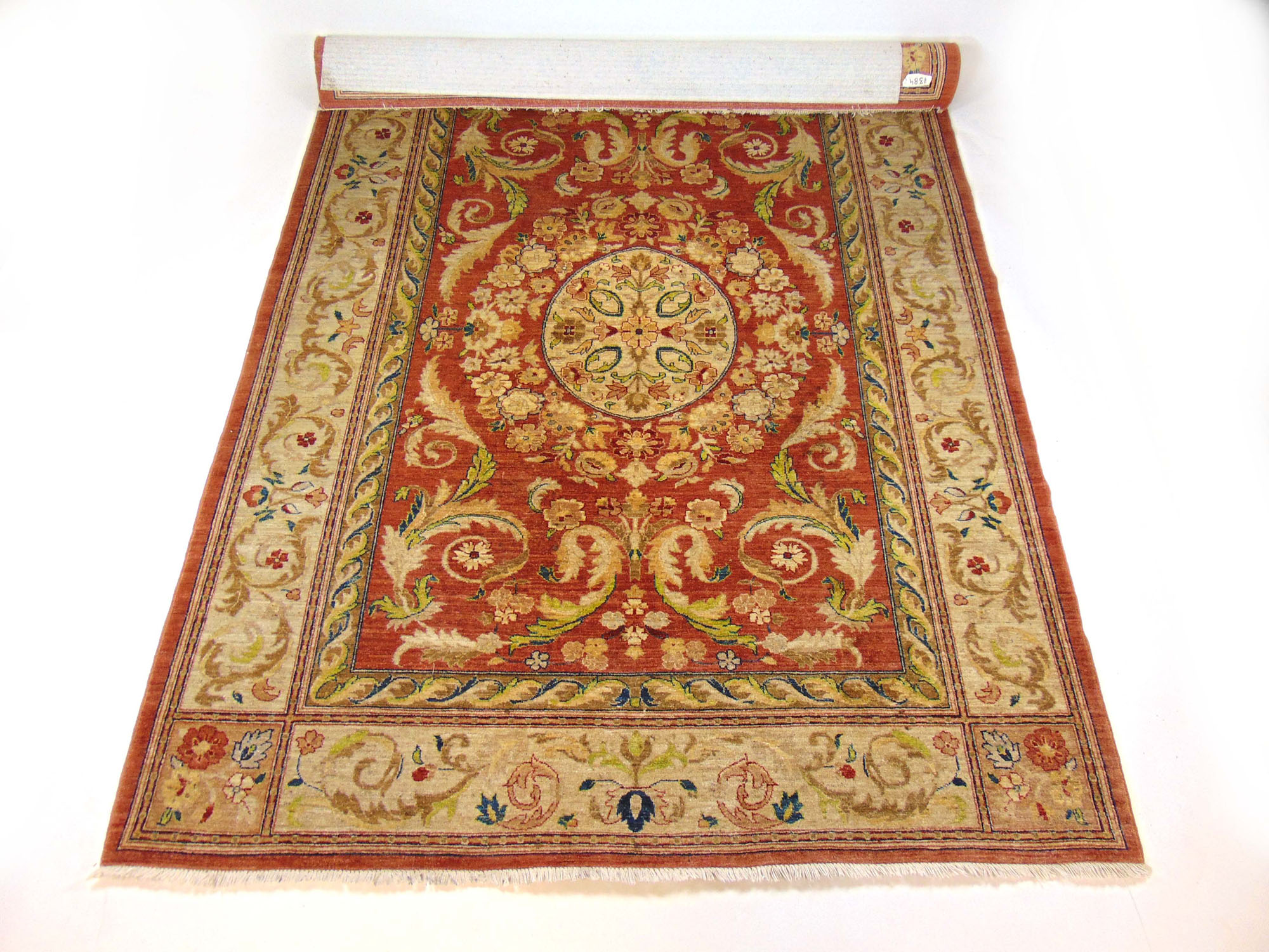 A modern hand knotted rug in the Persian style, - Bild 2 aus 2