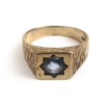 A gentleman's 9ct gold and blue topaz ring. UK size T 1/2. Approx weight 4.
