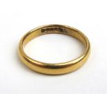 A 22ct gold wedding band, approx weight 4.7g.