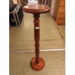 A modern pine jardiniere stand, h. 98 cm CONDITION REPORT: Condition ok.