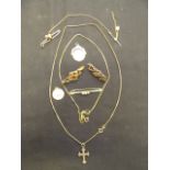 A selection of 9ct gold and yellow metal jewellery to include brooches, pendant etc.