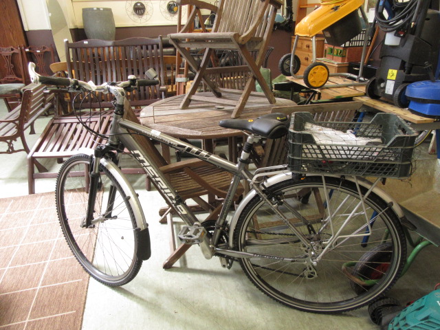 A gents Crossway TFS 500 touring bike