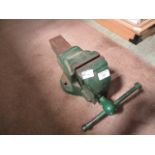 A green metal vice CONDITION REPORT: Only markings found were Record No.