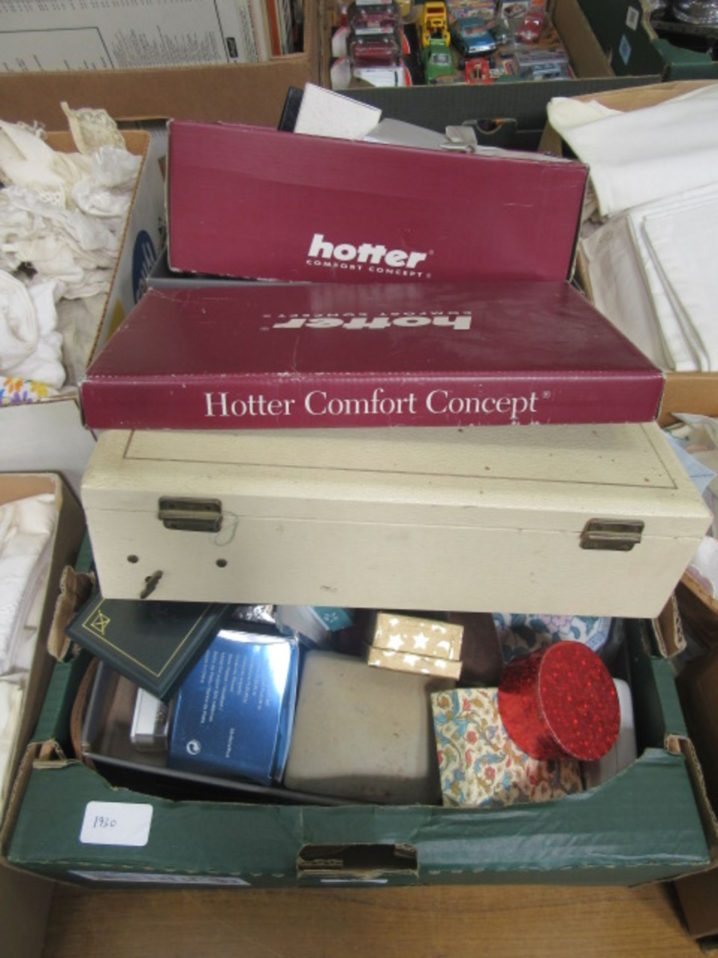 A tray containing a large quantity of jewellery boxes