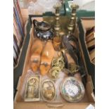 A tray containing a pair of wooden shoe lasts, horse brasses,