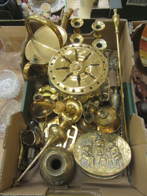 A tray containing a quantity of brass ware to include candlesticks, chestnut roasting pan, jugs,