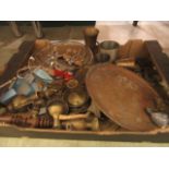 A tray containing an assortment of metalware to include horse brasses, bells, tankards,