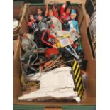A tray of assorted Action man figures and other action figures