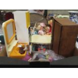 A tray containing Sindy dolls and furniture