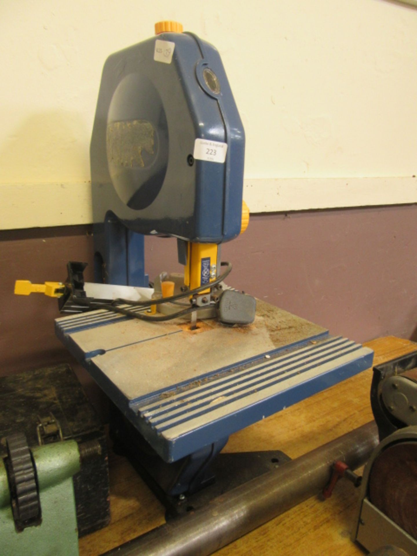 An electric bandsaw