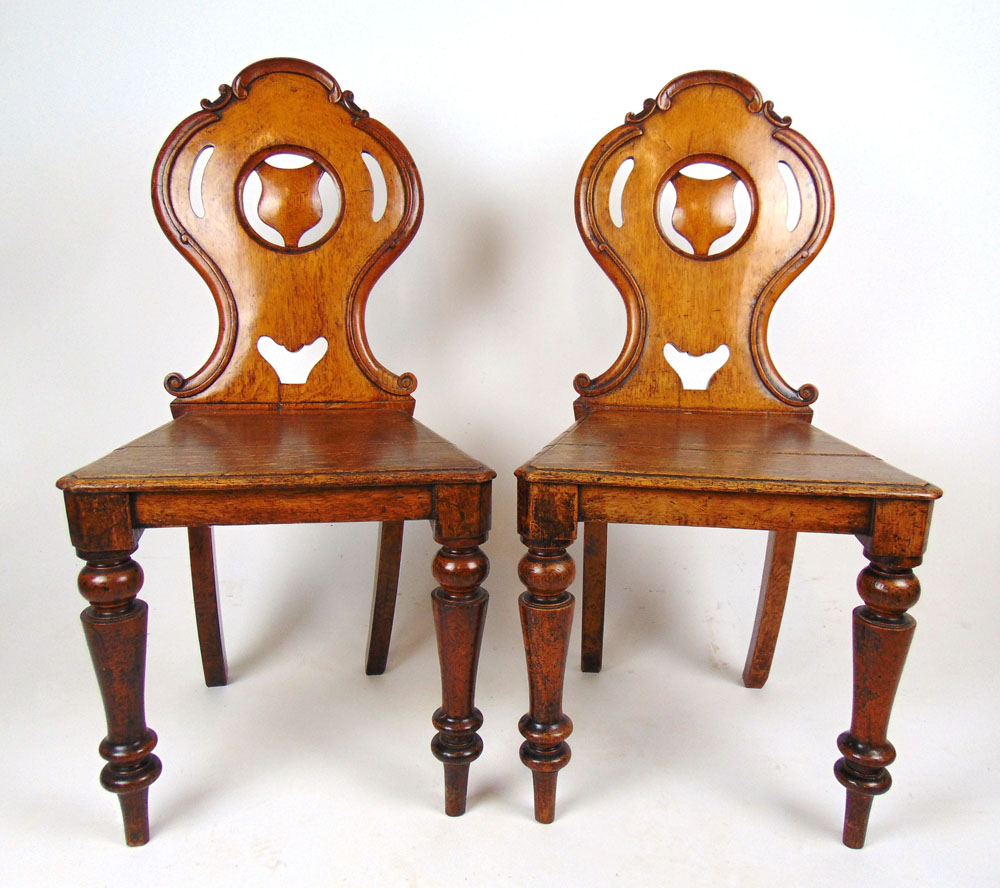 A pair of 19th century oak shield back hall chairs with solid seat on turned legs, h. 86 cm, w. - Image 2 of 3