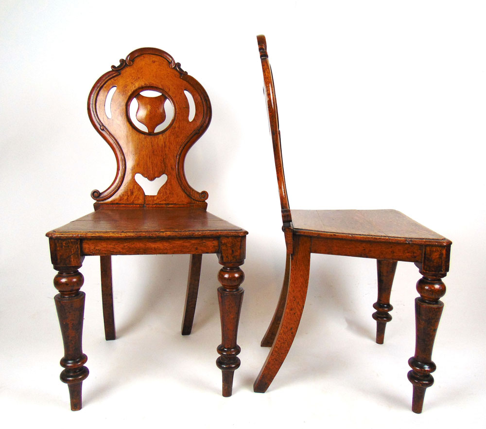 A pair of 19th century oak shield back hall chairs with solid seat on turned legs, h. 86 cm, w. - Image 3 of 3