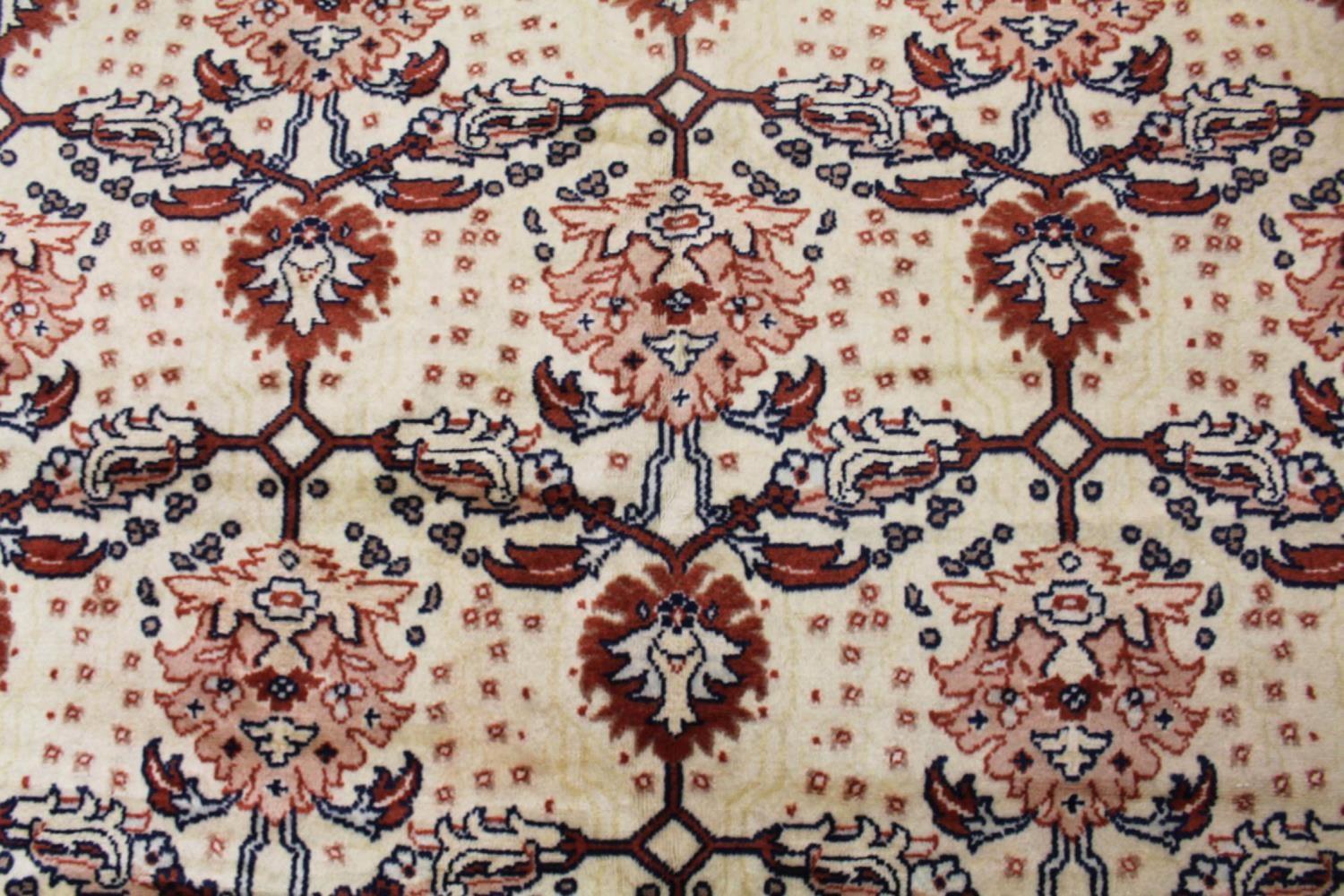 FINE PERSIAN ISPHAHAN RUG, 227cm x 160cm. (signed) - Image 3 of 4