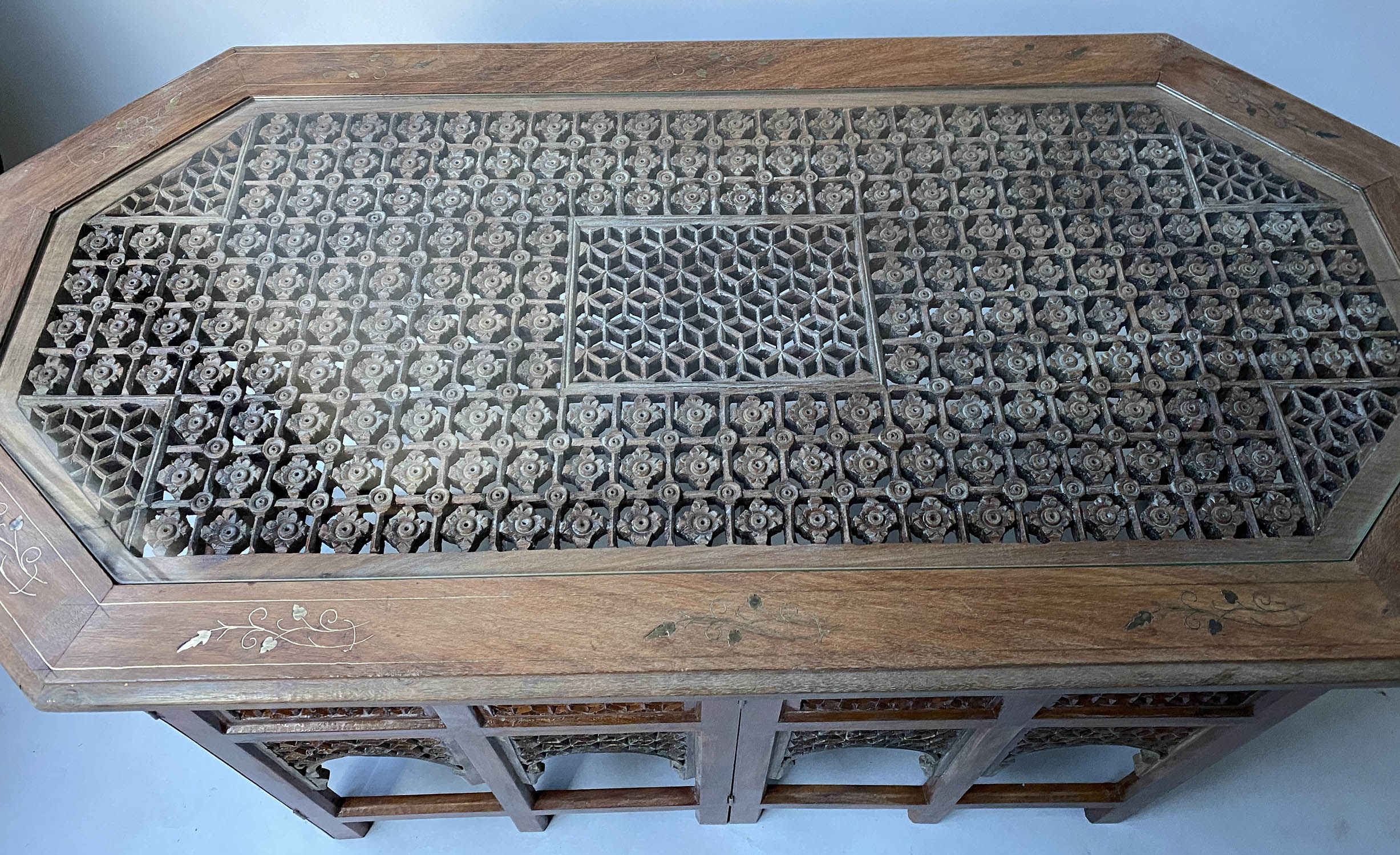 LOW TABLE, vintage Moorish teak and brass inlaid octagonal with pierced inset panels and glass - Image 3 of 7