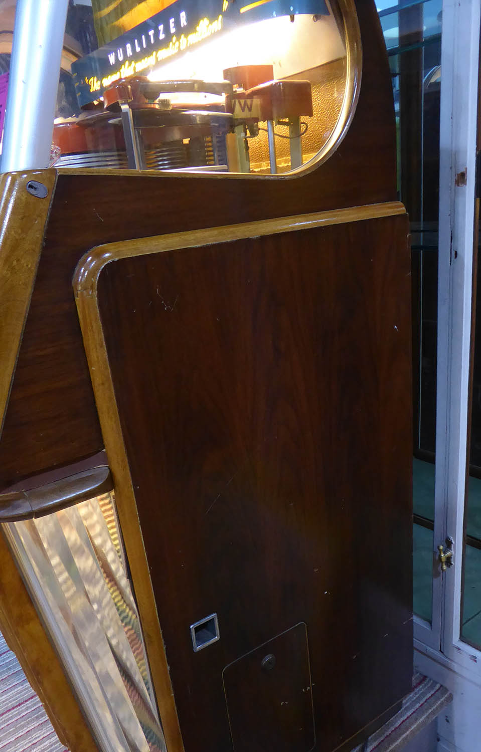 WURLITZER MODEL 1650 JUKE BOX, circa 1954, with records, 83cm x 70cm x 140cm. (sold as seen) - Image 15 of 20