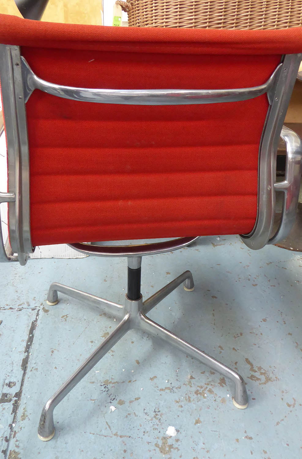 HERMAN MILLER ALUMINIUM GROUP CHAIR BY CHARLES AND RAY EAMES, 83cm H. - Image 5 of 8