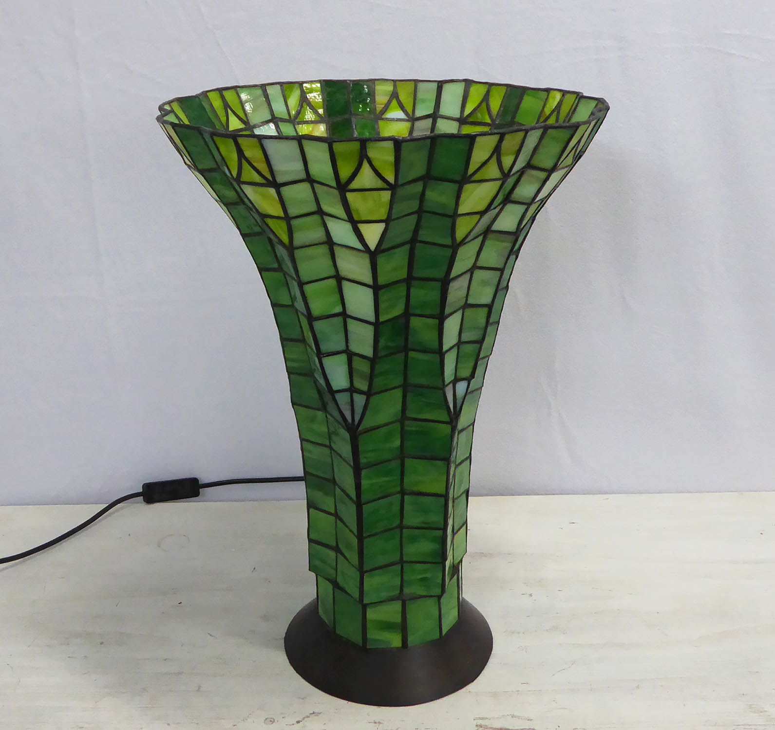 TIFFANY STYLE TABLE LAMP, 49cm H.