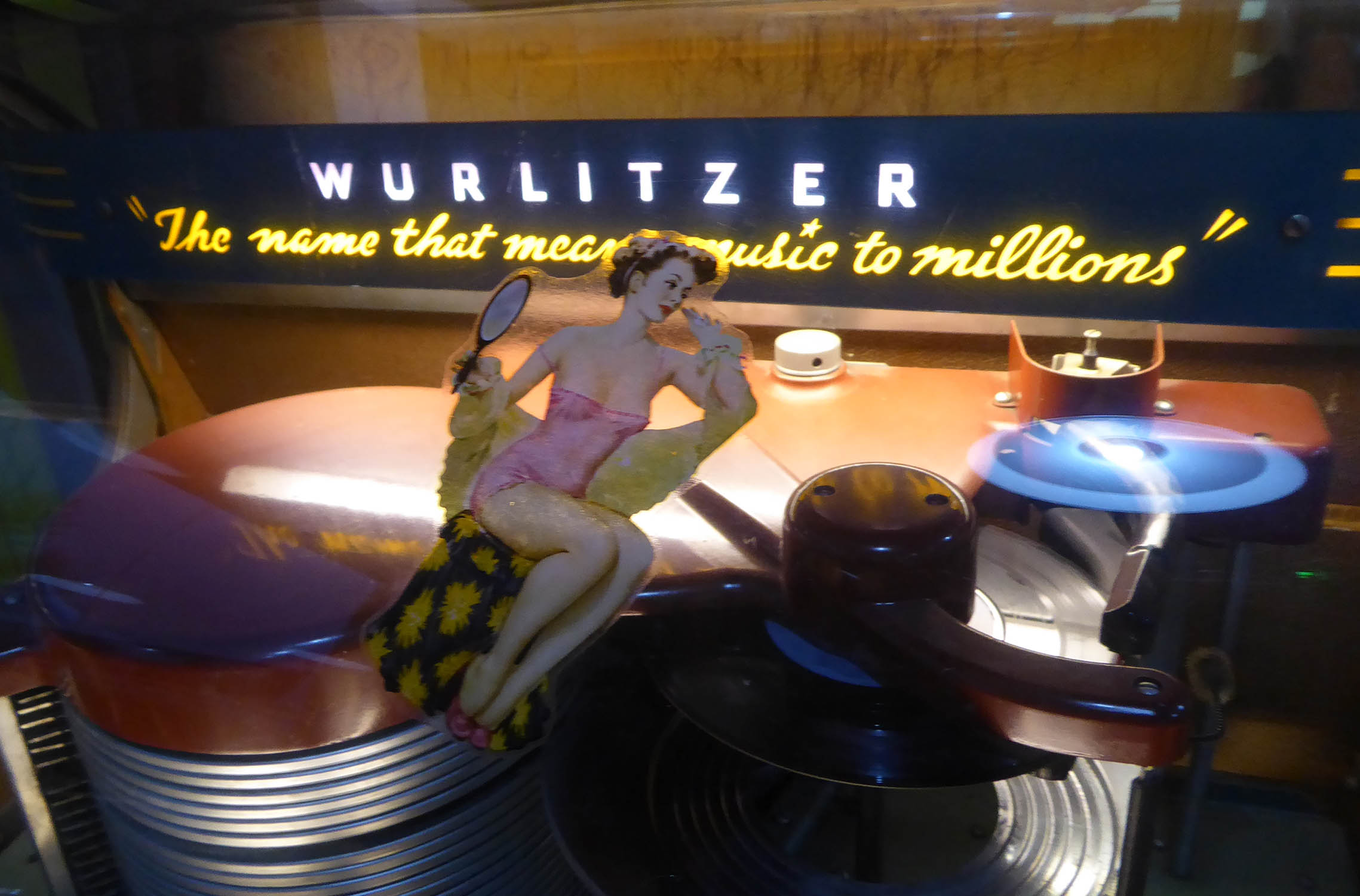 WURLITZER MODEL 1650 JUKE BOX, circa 1954, with records, 83cm x 70cm x 140cm. (sold as seen) - Image 11 of 20