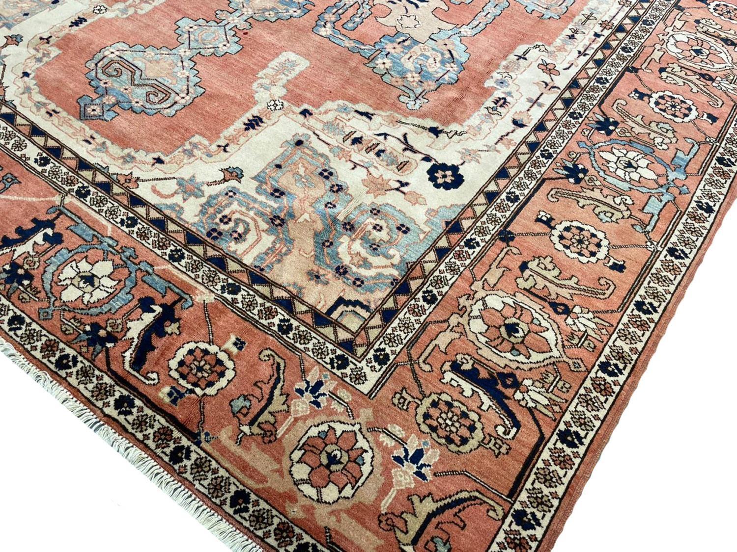 FINE PERSIAN SERAPI CARPET, 365cm x 273cm. - Image 3 of 6