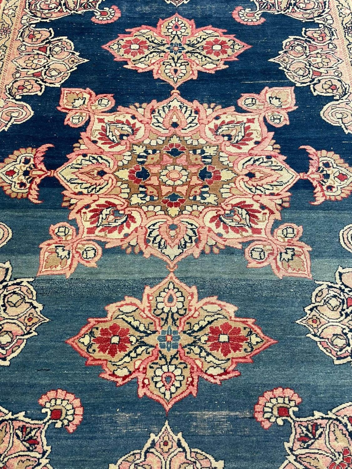 ANTIQUE PERSIAN KIRMAN LAVER RUG, 192cm x 135cm. - Image 3 of 4