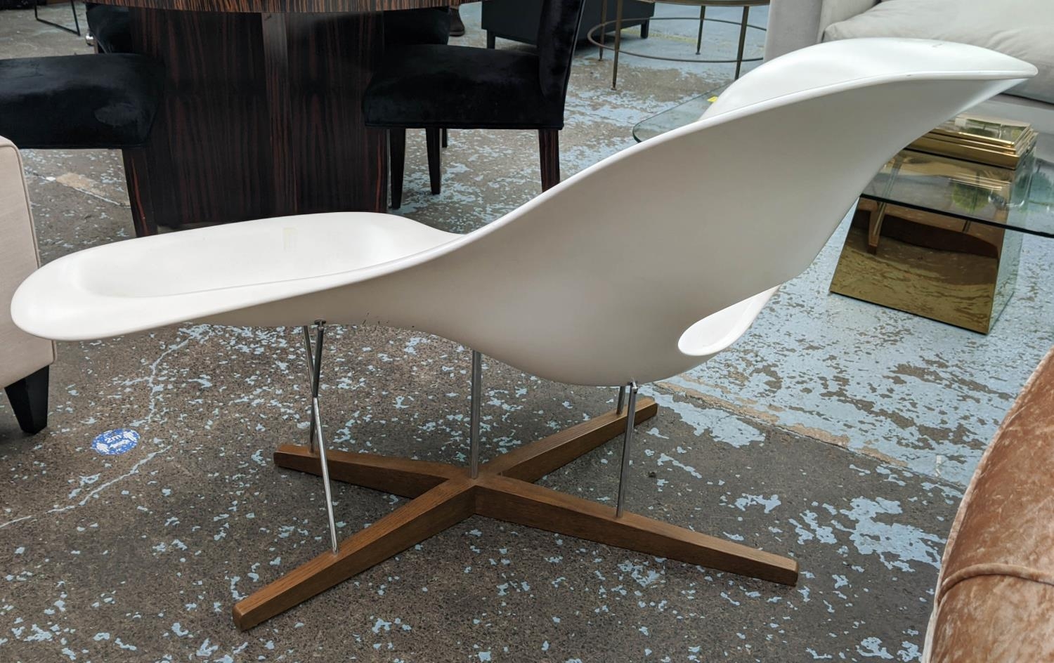 VITRA LA CHAISE LONGUE CHAIR BY CHARLES AND RAY EAMES, 150cm W. - Image 3 of 6