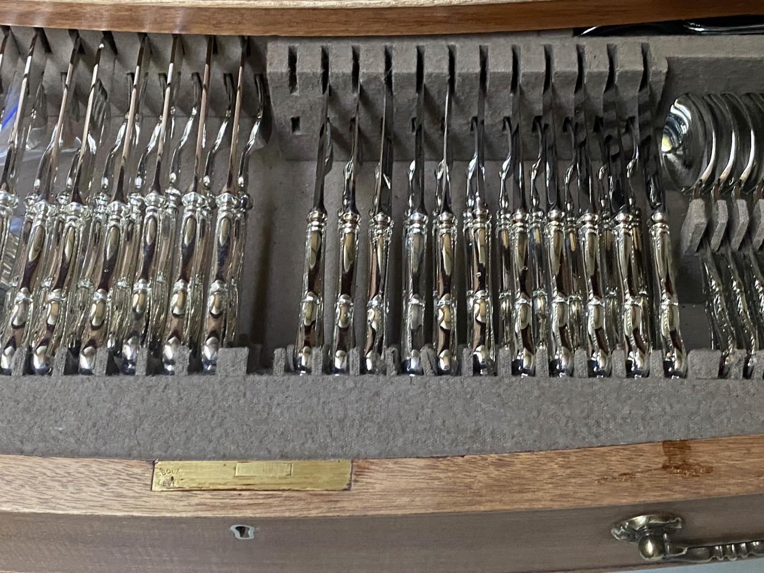 MAPPIN & WEBB CUTLERY, plated of varying settings 8-12, approx 140 pieces (some matched) in two - Image 17 of 19